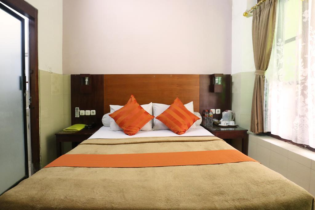 Hotel Keluarga Djagalan Raya Surabaya Exterior photo