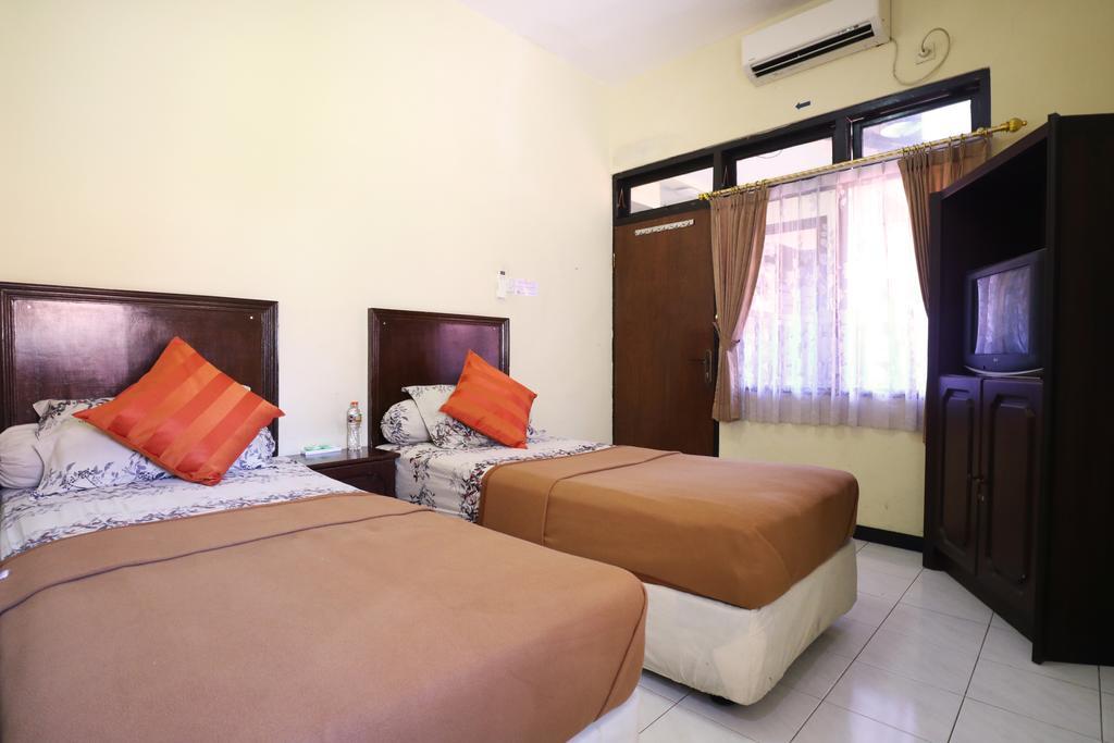 Hotel Keluarga Djagalan Raya Surabaya Exterior photo