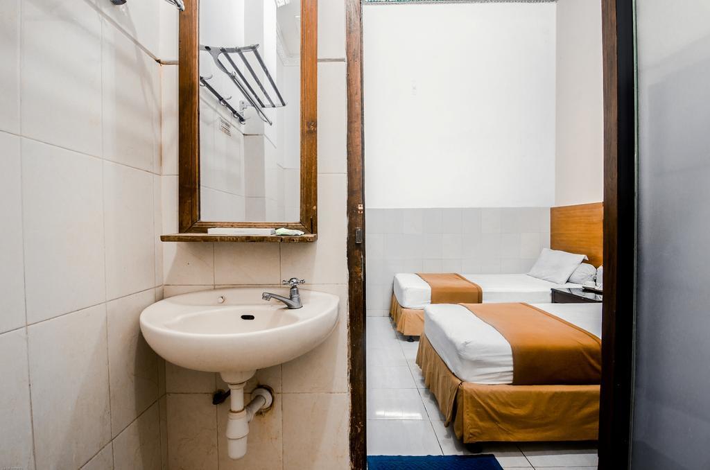 Hotel Keluarga Djagalan Raya Surabaya Exterior photo
