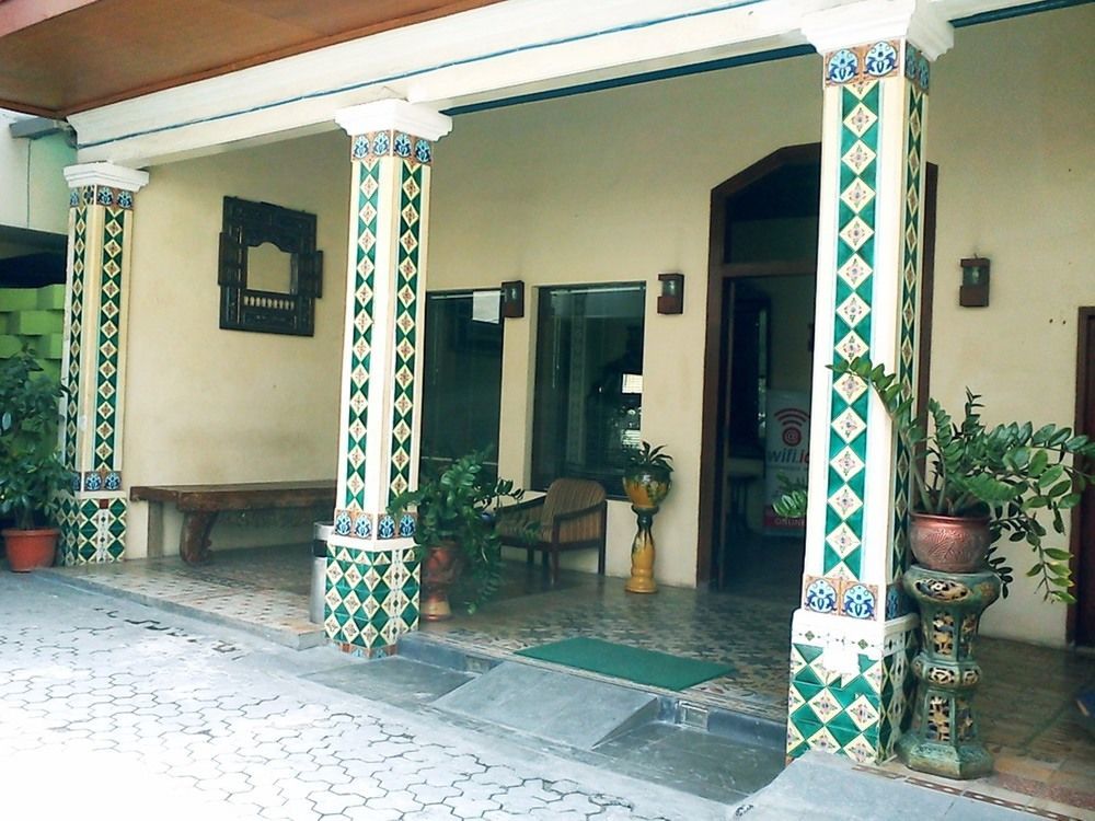 Hotel Keluarga Djagalan Raya Surabaya Exterior photo