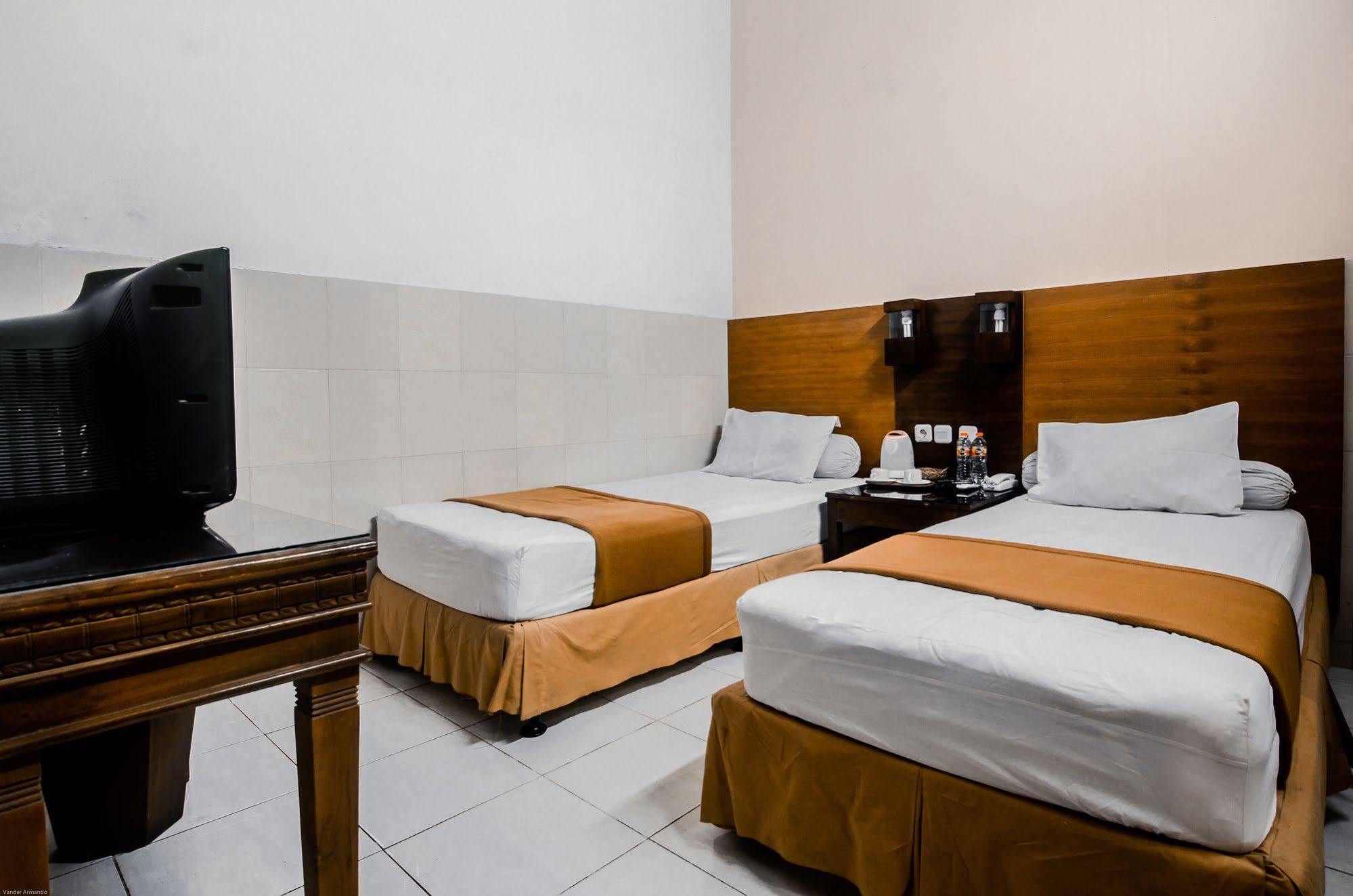 Hotel Keluarga Djagalan Raya Surabaya Exterior photo