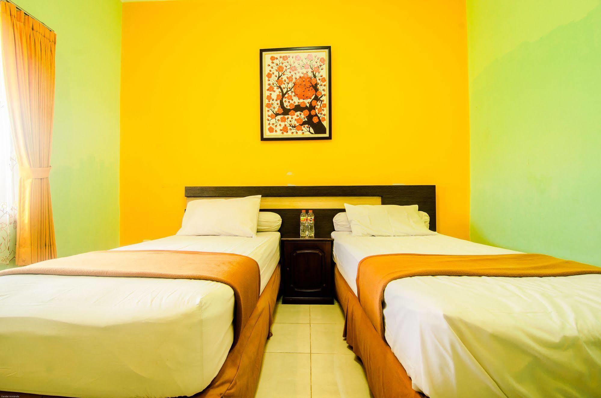 Hotel Keluarga Djagalan Raya Surabaya Exterior photo