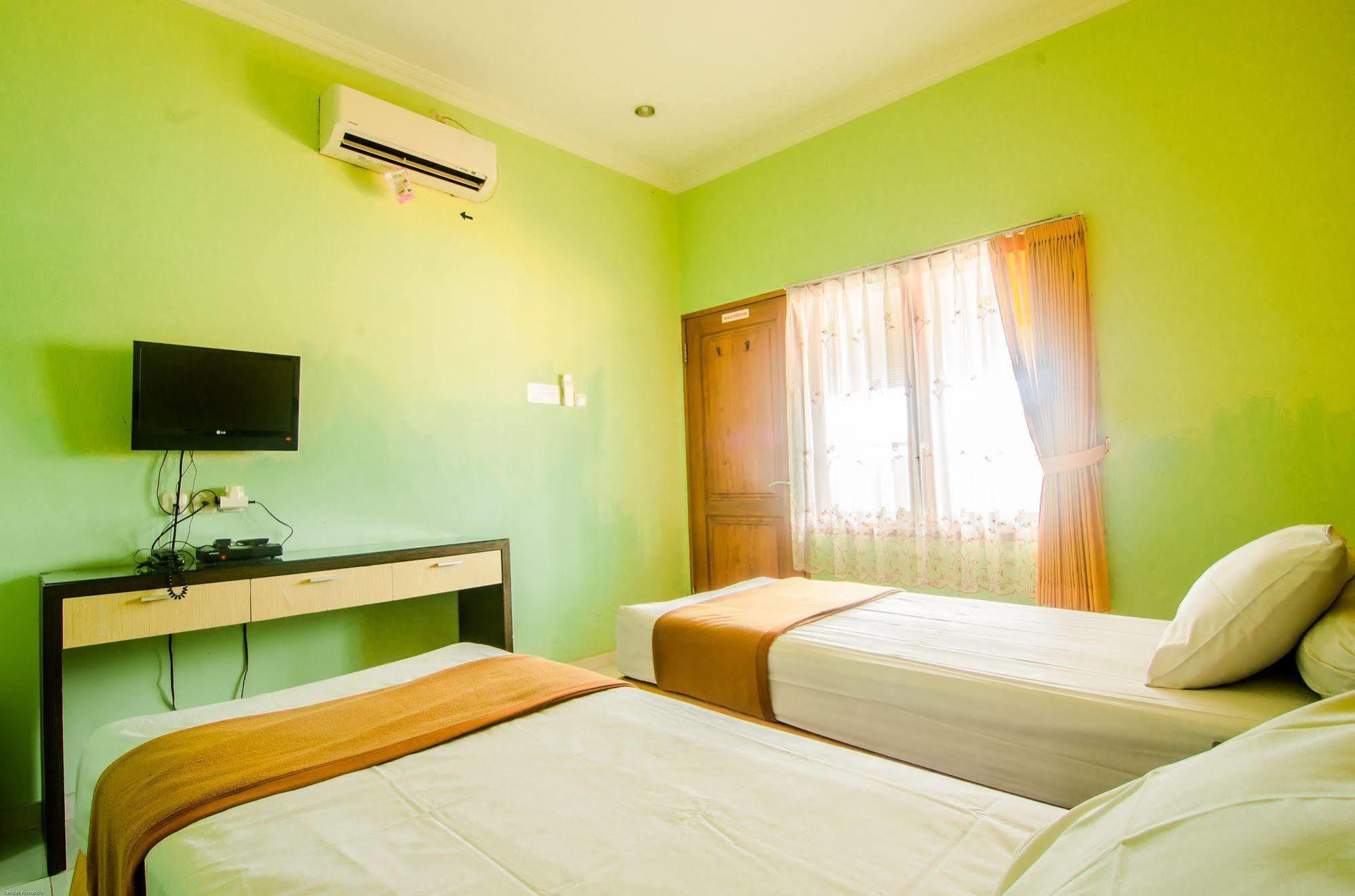 Hotel Keluarga Djagalan Raya Surabaya Exterior photo