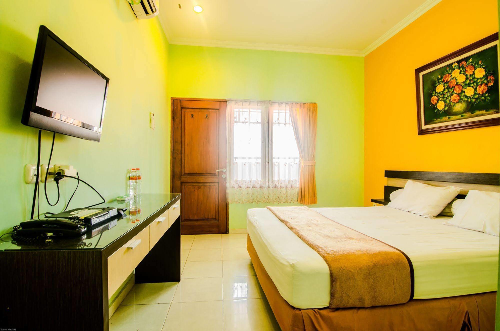 Hotel Keluarga Djagalan Raya Surabaya Exterior photo